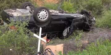 Σοβαρό τροχαίο με ανατροπή Νεκροφόρας: Τραυματίστηκε υπάλληλος του γραφείου τελετών[video]