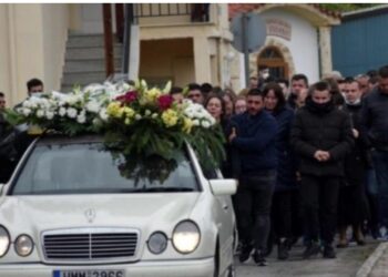 Σκηνές αρχαίας τραγωδίας στην κηδεία της 14χρονης Χριστίνας – Ντυμένη νύφη με στεφάνι στα μαλλιά και ο πατέρας της να Χαροπαλεύει