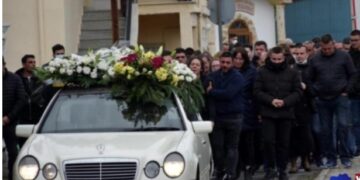 Alldaynews.gr Σκηνές αρχαίας τραγωδίας στην κηδεία της 14χρονης Χριστίνας – Ντυμένη νύφη με στεφάνι στα μαλλιά και ο πατέρας της να Χαροπαλεύει