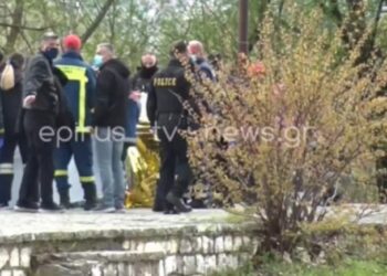 ”Πάγωσαν” οι περαστικοί: Ξαφνικά είδαν ένα πτώμα να επιπλέει μπρούμυτα[video]