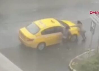 Ταξιτζής χτύπησε και πέταξε κάτω σαν χταπόδι την τουρίστρια[video]