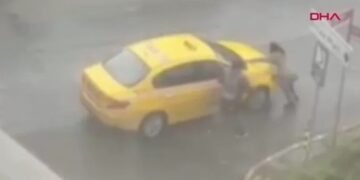 Ταξιτζής χτύπησε και πέταξε κάτω σαν χταπόδι την τουρίστρια[video]