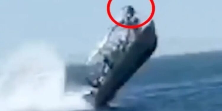 Τρομακτικό ατύχημα: Φάλαινα πέταξε στον αέρα σκάφος με τουρίστες[video]