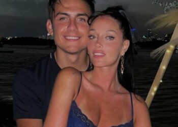 Προκαλεί χαμό η σύντροφος του Ντιμπάλα – Προωθεί ολόγυμνη το νέο της τραγούδι![photos]