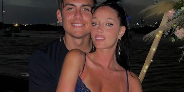 Προκαλεί χαμό η σύντροφος του Ντιμπάλα – Προωθεί ολόγυμνη το νέο της τραγούδι![photos]