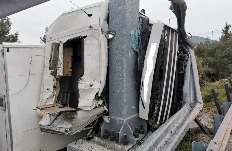 Τραγωδία Πριν Λίγο: Σοκαριστικό τροχαίο-Διαλύθηκε η νταλίκα-Νεκρός ο οδηγός[Φωτογραφίες]