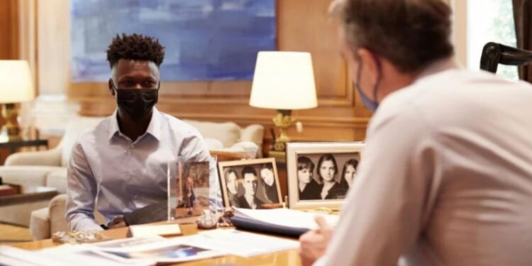 Δεν απελαύνεται ο σημαιοφόρος μαθητής Σαϊντού Καμαρά, ικανοποιημένη η κυβέρνηση