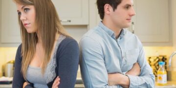 Το κόλπο που βοηθάει να καταλάβουμε πότε κάποιος λέει ψέματα