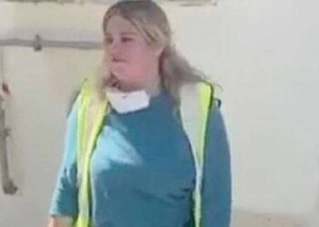 Τεράστιο ήθος! Εργαζόμενη στην καθαριότητα του δήμου Αθηναίων βρήκε 19.000 ευρώ σε τσάντα και τα παρέδωσε