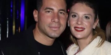 Alldaynews.gr Ξανθιά, γνωστή Ελληνίδα τραγουδίστρια – Η πρώην σύντροφος του συζύγου της κόρης του Απόστολου Βακάκη