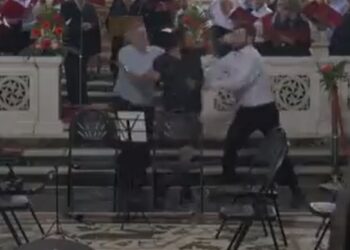 Αλλοδαπός εισέβαλε στον Αγ. Παντελεήμονα και άρχισε να φωνάζει στο μικρόφωνο[video]