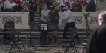 Αλλοδαπός εισέβαλε στον Αγ. Παντελεήμονα και άρχισε να φωνάζει στο μικρόφωνο[video]