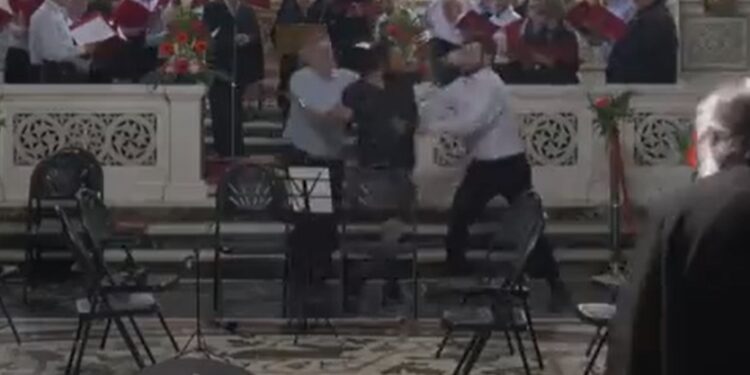 Αλλοδαπός εισέβαλε στον Αγ. Παντελεήμονα και άρχισε να φωνάζει στο μικρόφωνο[video]