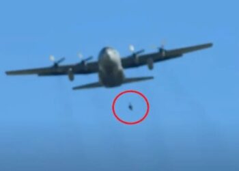 Τραγικό συμβάν σε άσκηση: Έλληνας αλεξιπτωτιστής κρεμάστηκε με αλεξίπτωτο στο C-130[video]