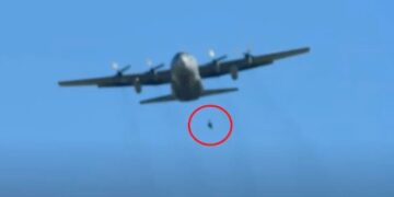 Τραγικό συμβάν σε άσκηση: Έλληνας αλεξιπτωτιστής κρεμάστηκε με αλεξίπτωτο στο C-130[video]