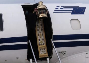 Πριν Λίγο: Το Άγιο Φως έφτασε στην Ελλάδα-Δείτε το Βίντεο