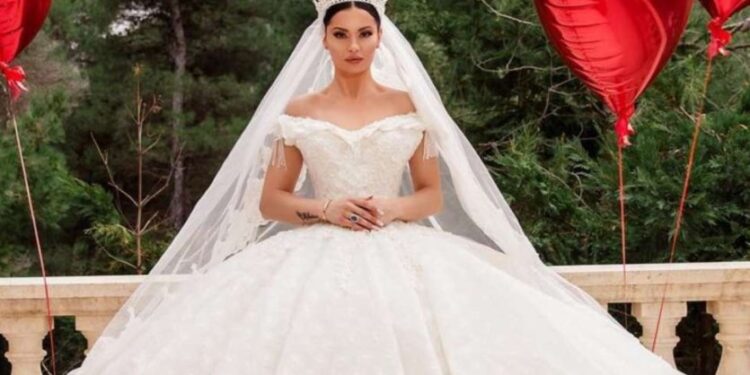 Alldaynews.gr Δήμητρα Αλεξανδράκη: «Το νυφικό μου κοστίζει 10.000 ευρώ-με αγχώνει αν θα χωράει ο άντρας μου δίπλα μου»