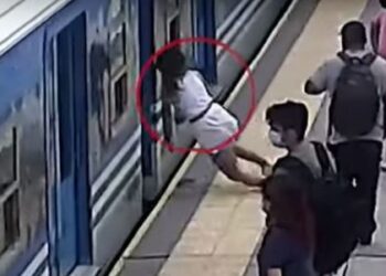 Γυναίκα πέφτει στις ράγες: «Δεν ξέρω πως είμαι ακόμα ζωντανή» (video)