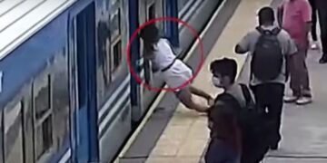 Alldaynews.gr Γυναίκα πέφτει στις ράγες: «Δεν ξέρω πως είμαι ακόμα ζωντανή» (video)