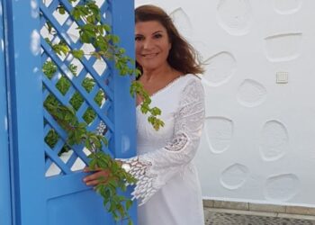 Με τεράστια βεράντα και θέα όλο το νησί – Φωτογραφίες από το σπίτι της Αργυρώς Μπαρμπαρίγου στην Πάρο