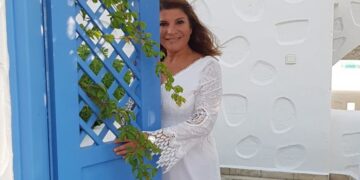 Με τεράστια βεράντα και θέα όλο το νησί – Φωτογραφίες από το σπίτι της Αργυρώς Μπαρμπαρίγου στην Πάρο