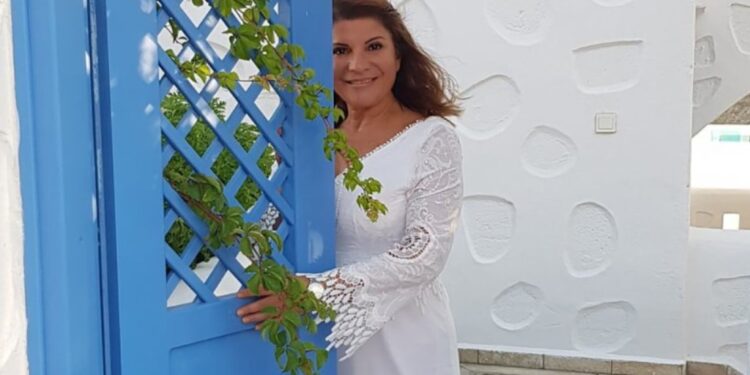 Με τεράστια βεράντα και θέα όλο το νησί – Φωτογραφίες από το σπίτι της Αργυρώς Μπαρμπαρίγου στην Πάρο