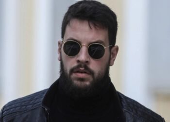 Μάνος Δασκαλάκης-Τώρα: Βγάζει τον ”Άσσο απο το Μανίκι” και ”Καίει” την Ρούλα Πισπιρίγκου