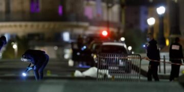 Alldaynews.gr Τρόμος στο Παρίσι το βράδυ των εκλογών – Αυτοκίνητο ήθελε να εμβολίσει αστυνομικούς, δυο νεκροί