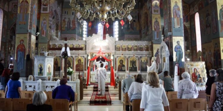 Κορωνοϊός – Πάσχα με μάσκες στην εκκλησία και όπου αλλού υπάρχει συγχρωτισμός