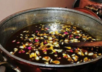 Τι είναι το Άγιο Μύρο: Το αγιασμένο έλαιο που φτιάχνεται κάθε 10 χρόνια, τα 57 σπάνια υλικά και η ιστορία του