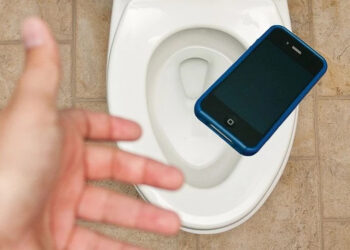 Γυναίκα έπεσε με το κεφάλι σε τουαλέτα για να πιάσει το κινητό – Πυροσβέστης: «Εδώ και 40 χρόνια, αυτό είναι κάτι που είδα για πρώτη φορά»