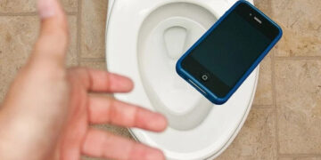 Alldaynews.gr Γυναίκα έπεσε με το κεφάλι σε τουαλέτα για να πιάσει το κινητό – Πυροσβέστης: «Εδώ και 40 χρόνια, αυτό είναι κάτι που είδα για πρώτη φορά»