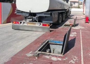 Έφοδος της ΕΛΑΣ σε βενζινάδικο της Αττικής: Κρυφές υπόγειες δεξαμενές – Κατασχέθηκαν 10 τόνοι βενζίνης