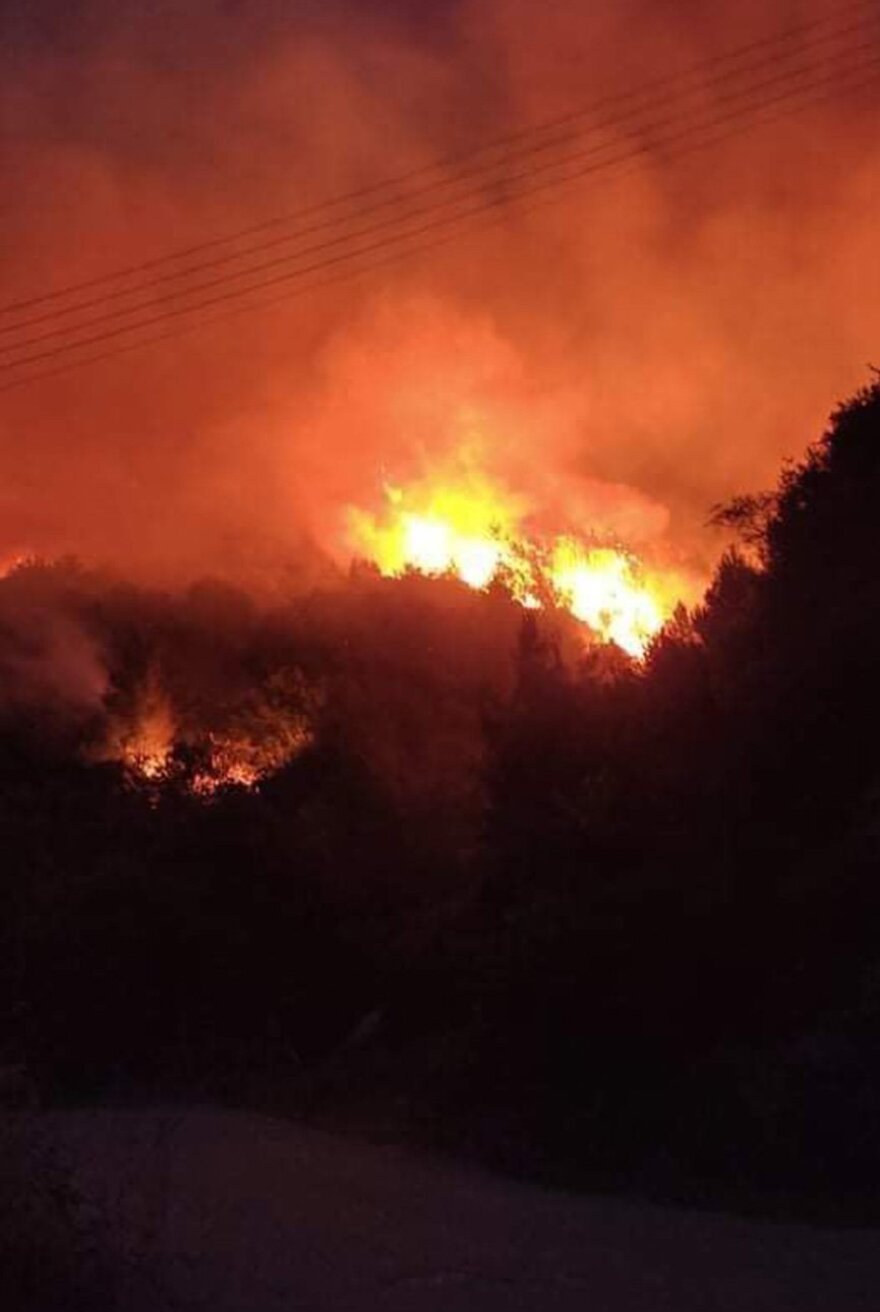 Ανεξέλεγκτη φωτιά στο Λιβαδάκι Ηλείας - Εκκενώθηκε χωριό, ενισχύονται οι δυνάμεις (φωτο, vid)