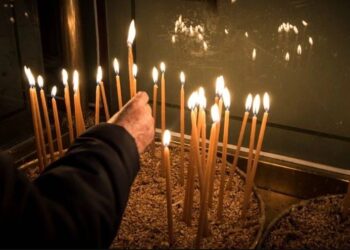 Έδιωξαν γυναίκα από μνημόσυνο- «Φύγε θα σε δείρουμε»[video]