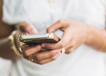 Έπεσε σε τρύπα εξωτερικής τουαλέτας για να πιάσει το κινητό της