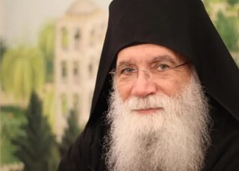 Ένταση με τον πρώην «Παπαροκά» Νεκτάριο Μουλατσιώτη-Πιστοί τον αποδοκίμασαν-Διεκόπη η θεία λειτουργία