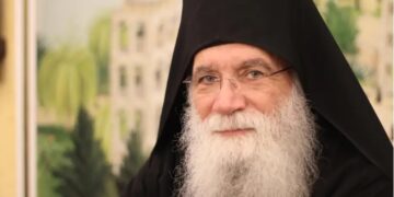 Alldaynews.gr Ένταση με τον πρώην «Παπαροκά» Νεκτάριο Μουλατσιώτη-Πιστοί τον αποδοκίμασαν-Διεκόπη η θεία λειτουργία