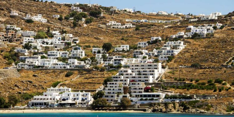 Alldaynews.gr Μύκονος: «Καθάριζα τη μούχλα με βετέξ από πάνω μου» – Νέα καταγγελία εργαζόμενης στην Μύκονο