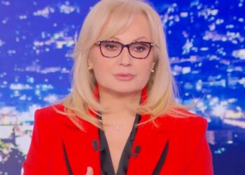 Η  Αγγελική Νικολούλη όπως δεν την έχεις ξαναδεί! Μοναδικές φωτογραφίες σε παραλία στη Μύκονο!