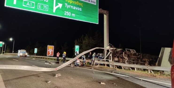 Τραγωδία Πριν Λίγο: Σοκαριστικό τροχαίο-Διαλύθηκε η νταλίκα-Νεκρός ο οδηγός[Φωτογραφίες]