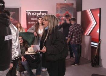 Έξαλλη στο X Factor μητέρα παίκτριας: «Αποχωρούμε και δεν διαγωνιζόμαστε – Ποιος μπορεί να μας το εξηγήσει;»