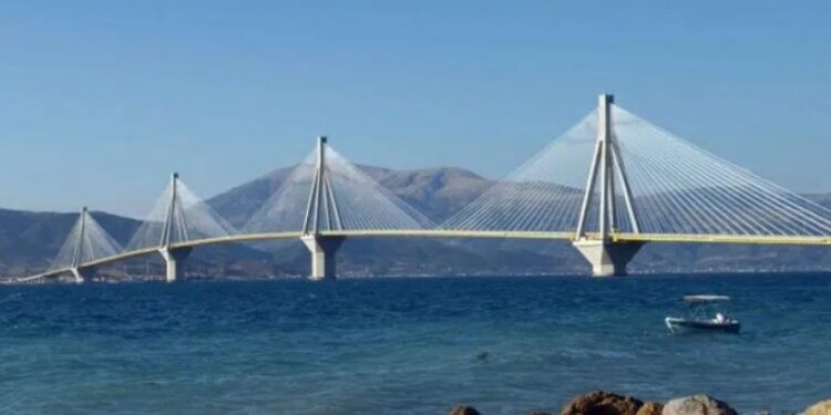 Γέφυρα Ρίου-Αντιρρίου: Δραματικές στιγμές για τον εντοπισμό άνδρα που φέρεται να βούτηξε στο κενό