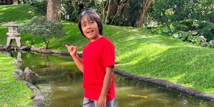 Πώς ένας 10χρονος YouTuber κατάφερε να γίνει εκατομμυριούχος