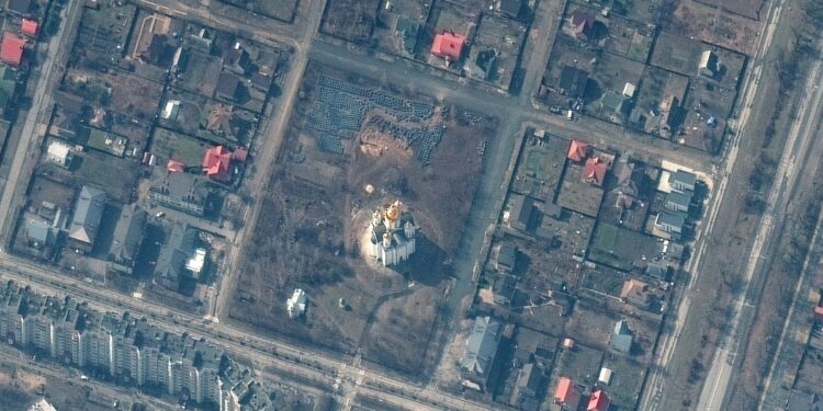 Alldaynews.gr Δορυφορικές εικόνες δείχνουν τον ομαδικό τάφο 14 μέτρων γύρω από την εκκλησία της Μπούτσα (Σκληρές εικόνες)