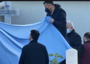 Σοκαριστική στιγμή: Άνοιξαν τον τάφο της Τζωρτζίνας για το τάμπλετ -Τρισάγιο για τα τρία κορίτσια[photos]