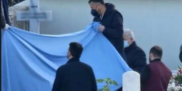 Σοκαριστική στιγμή: Άνοιξαν τον τάφο της Τζωρτζίνας για το τάμπλετ -Τρισάγιο για τα τρία κορίτσια[photos]