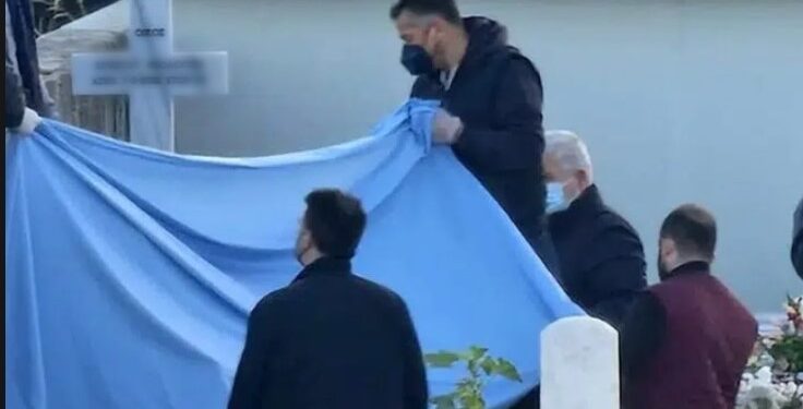 Σοκαριστική στιγμή: Άνοιξαν τον τάφο της Τζωρτζίνας για το τάμπλετ -Τρισάγιο για τα τρία κορίτσια[photos]