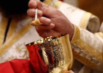 Είναι “υποχρεωτικό” να κοινωνήσει το παιδί το Πάσχα;