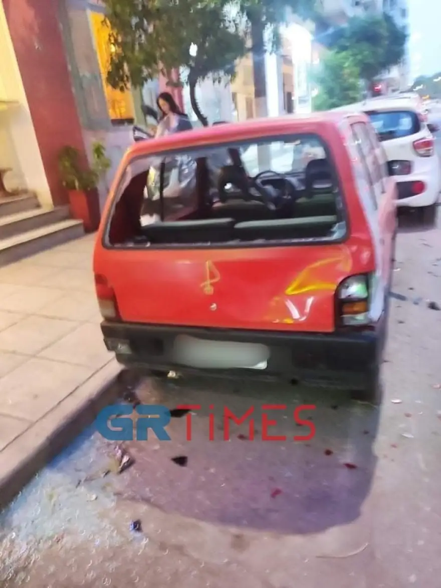 Θανατηφόρο τροχαίο στη Θεσσαλονίκη: Μηχανή έπεσε σε σταματημένα οχήματα - Νεκρός νεαρός
